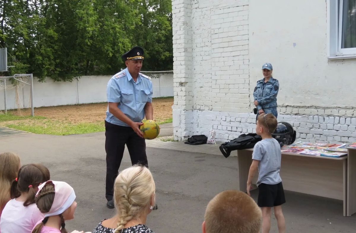 В Кирове сотрудники транспортной полиции провели «Зарядку со стражем порядка» В Кирове сотрудники транспортной полиции провели «Зарядку со стражем порядка»