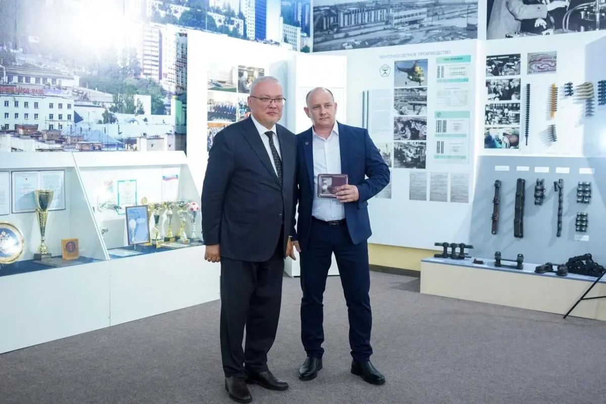 Александр Соколов: Кировскому заводу «Маяк» — 85 лет Александр Соколов: Кировскому заводу «Маяк» — 85 лет