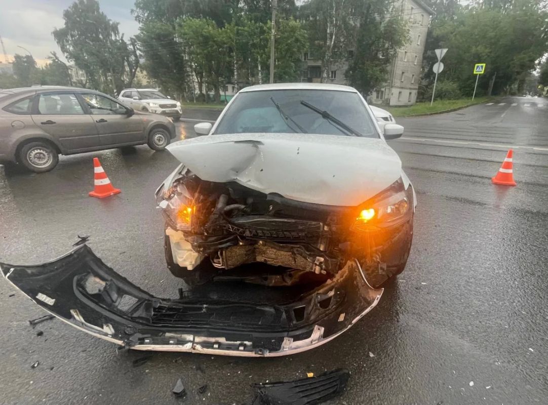 В Кирове на улице Ленина произошло ДТП с участием двух автомобилей