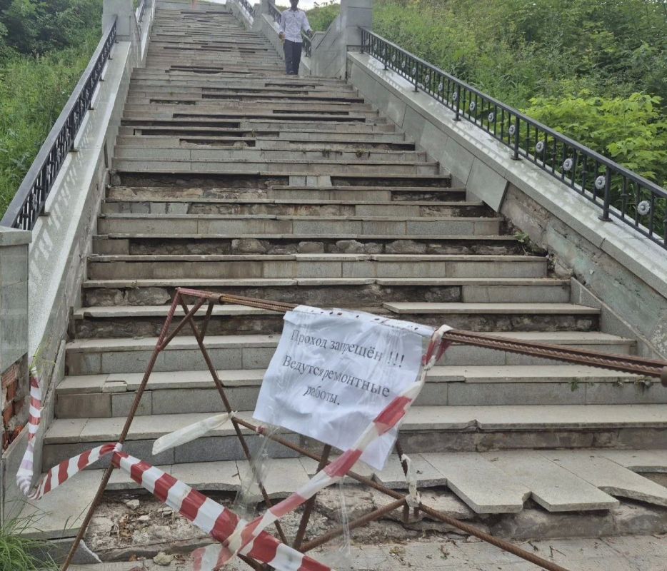На Набережной Грина начали ремонтиртовать лестницу
