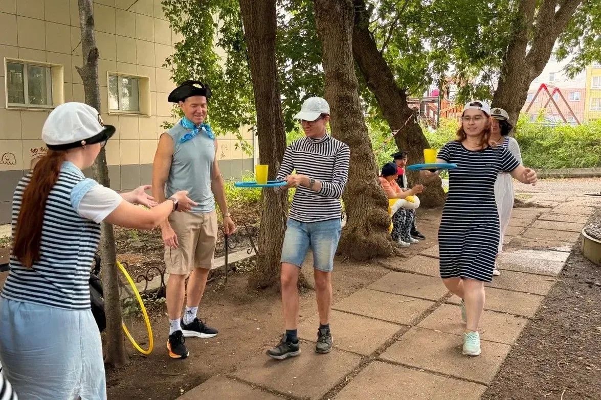 В Кирове ветеран ведомства майор запаса Владимир Помаскин в рамках акции "Каникулы с Росгвардией" провел для группы молодых людей с ограниченными возможностями здоровья "Праздник водных процедур" В Кирове ветеран ведомства майор запаса Владимир Помаскин в рамках акции "Каникулы с Росгвардией" провел для группы молодых людей с ограниченными возможностями здоровья "Праздник водных процедур"