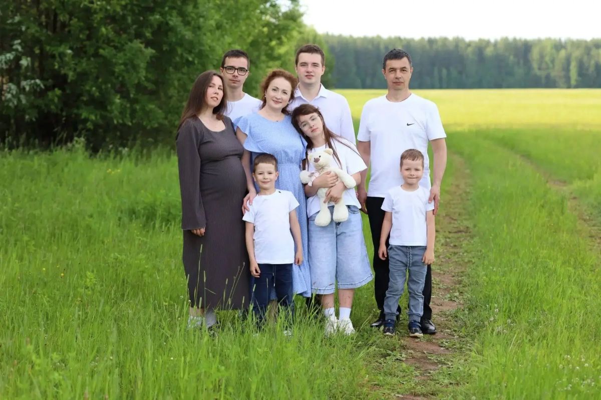 Три многодетные семьи из Кировской области удостоены медали ордена «Родительская слава» Три многодетные семьи из Кировской области удостоены медали ордена «Родительская слава»