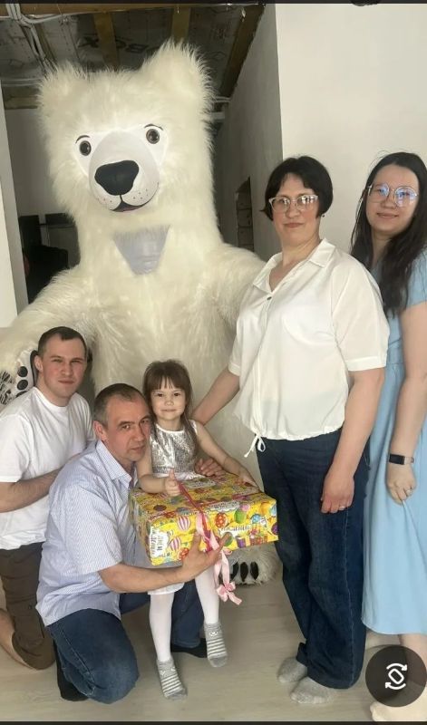 Три многодетные семьи из Кировской области удостоены медали ордена «Родительская слава» Три многодетные семьи из Кировской области удостоены медали ордена «Родительская слава»
