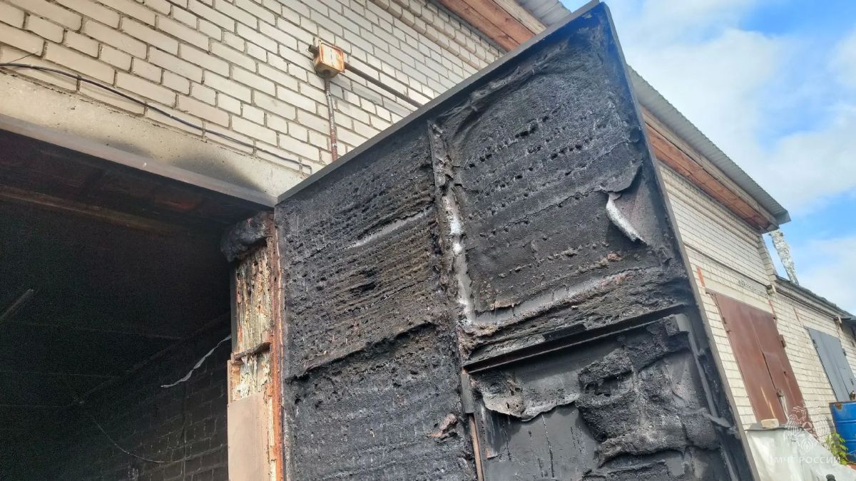 #ЧужиеОшибки. В Кирове из-за неосторожности сварщика едва не сгорел гараж Инцидент произошёл сегодня днём на улице Мопра в Нововятском районе #ЧужиеОшибки. В Кирове из-за неосторожности сварщика едва не сгорел гараж Инцидент произошёл сегодня днём на улице Мопра в Нововятском районе