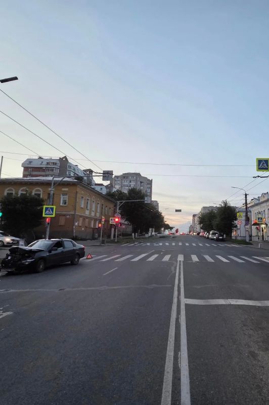 В Кирове на улице Ленина легковой автомобиль врезался в два припаркованных транспортных средства