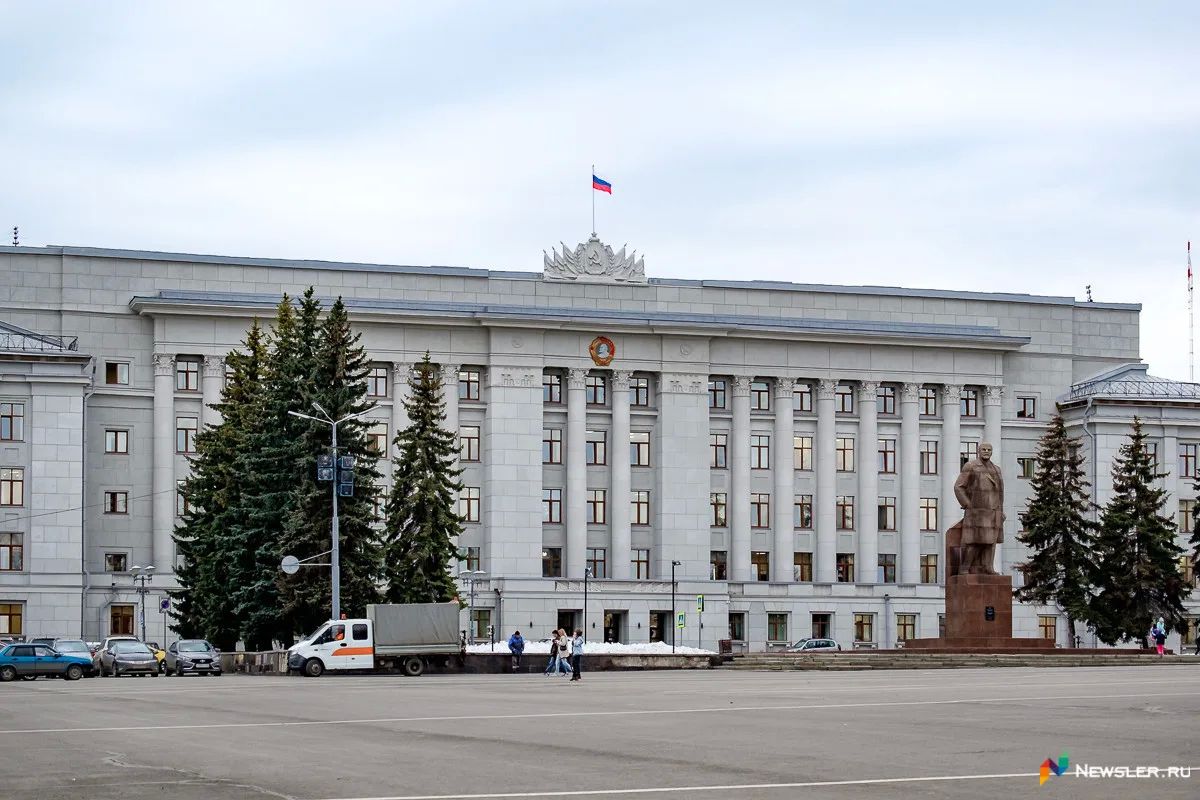 В правительстве Кировской области прошла церемония награждения 30 человек за вклад в преодоление топливного кризиса
