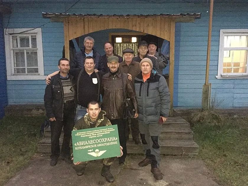«600 раз спускался с вертолета в горящий лес»: история ветерана КОГСАУ «Лесоохрана» Профессионалом своего дела является Андрей Юрьевич Червяков, ветеран КОГСАУ «Лесоохрана», чей трудовой стаж в отрасли насчитывает 40 лет.... «600 раз спускался с вертолета в горящий лес»: история ветерана КОГСАУ «Лесоохрана» Профессионалом своего дела является Андрей Юрьевич Червяков, ветеран КОГСАУ «Лесоохрана», чей трудовой стаж в отрасли насчитывает 40 лет....