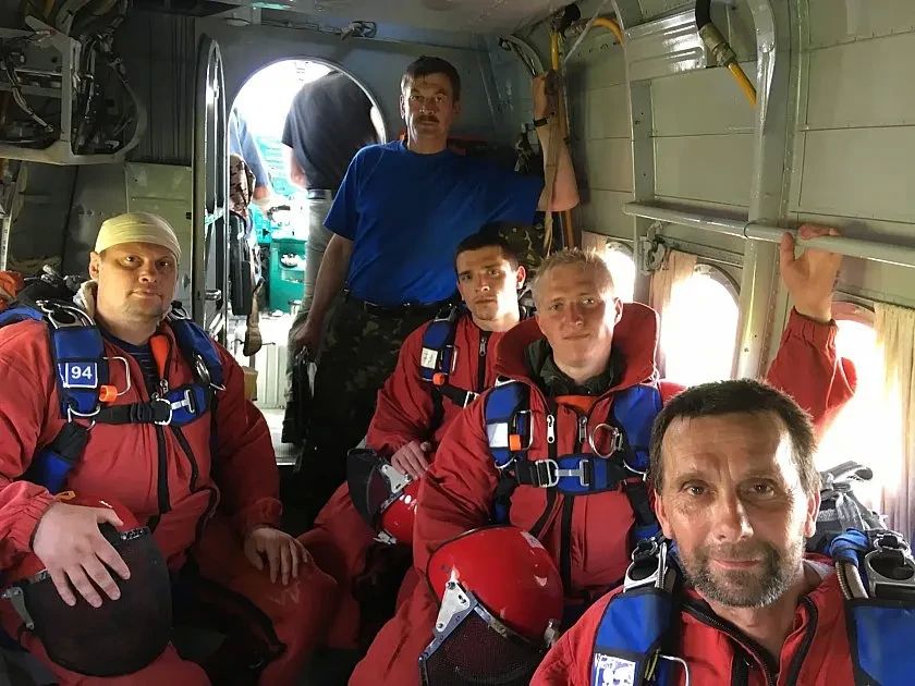 «600 раз спускался с вертолета в горящий лес»: история ветерана КОГСАУ «Лесоохрана» Профессионалом своего дела является Андрей Юрьевич Червяков, ветеран КОГСАУ «Лесоохрана», чей трудовой стаж в отрасли насчитывает 40 лет.... «600 раз спускался с вертолета в горящий лес»: история ветерана КОГСАУ «Лесоохрана» Профессионалом своего дела является Андрей Юрьевич Червяков, ветеран КОГСАУ «Лесоохрана», чей трудовой стаж в отрасли насчитывает 40 лет....