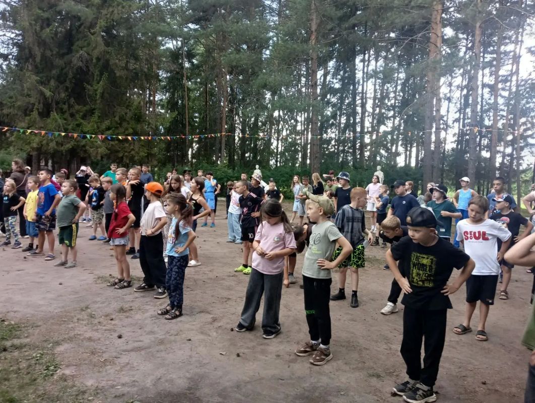 В канун Дня физкультурника сотрудники УМВД России по Кировской области присоеднились к ежегодной акции МВД России «Зарядка со стражем порядка» В канун Дня физкультурника сотрудники УМВД России по Кировской области присоеднились к ежегодной акции МВД России «Зарядка со стражем порядка»