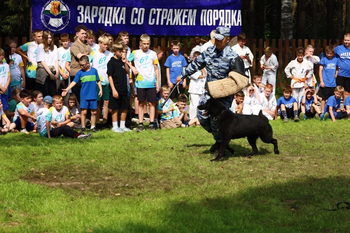 В рамках Всероссийской акции МВД России «Зарядка со стражем порядка» сотрудники УМВД совместно с Общественным советом при Управлении и при поддержке регионального отделения «Движения первых» провели спортивные мероприятия в... В рамках Всероссийской акции МВД России «Зарядка со стражем порядка» сотрудники УМВД совместно с Общественным советом при Управлении и при поддержке регионального отделения «Движения первых» провели спортивные мероприятия в...