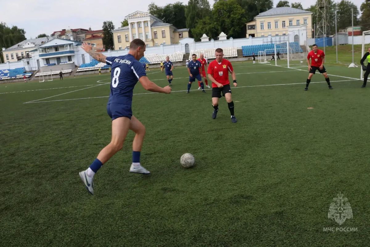 Кировские спасатели встретят День физкультурника на футболе Кировские спасатели встретят День физкультурника на футболе