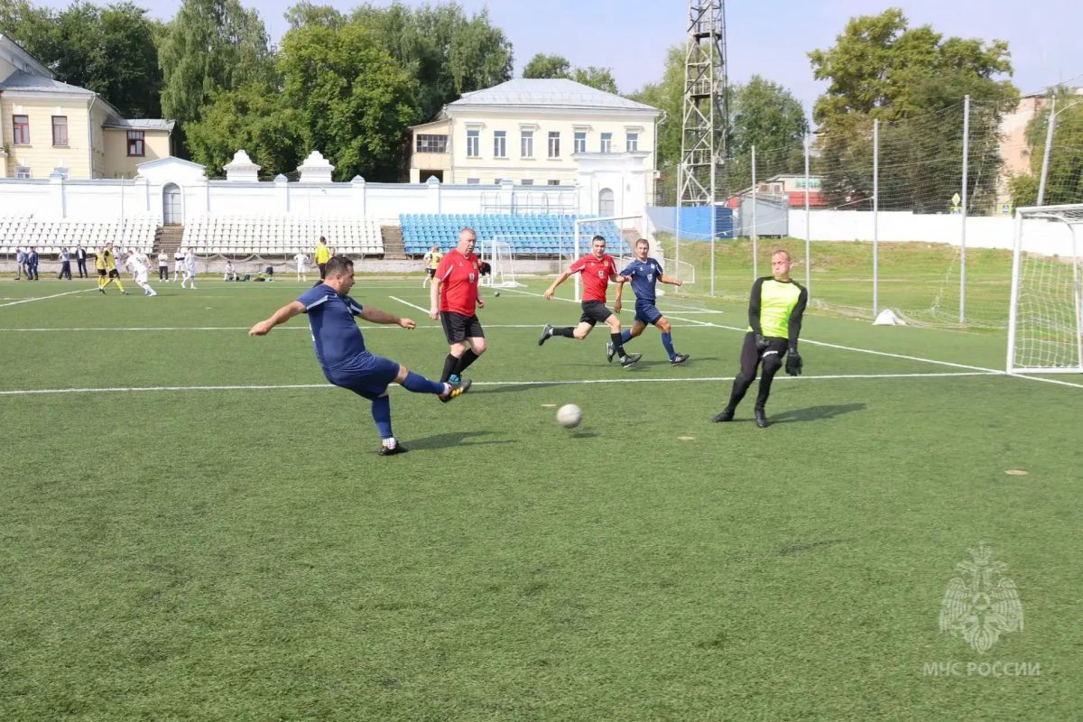 Кировские спасатели встретят День физкультурника на футболе Кировские спасатели встретят День физкультурника на футболе