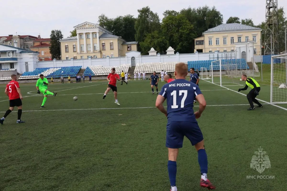 Кировские спасатели встретят День физкультурника на футболе Кировские спасатели встретят День физкультурника на футболе