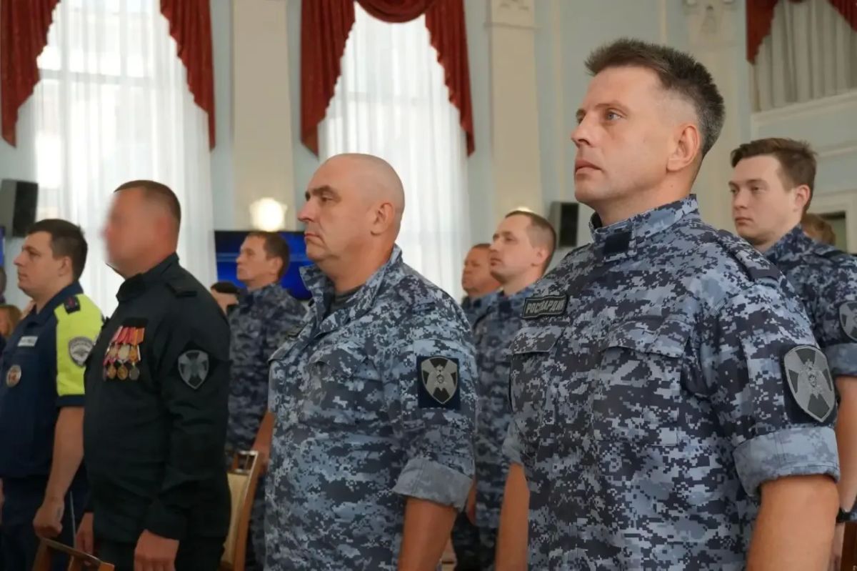 Губернатор Кировской области Александр Соколов вручил почетные знаки и грамоты росгвардейцам Губернатор Кировской области Александр Соколов вручил почетные знаки и грамоты росгвардейцам