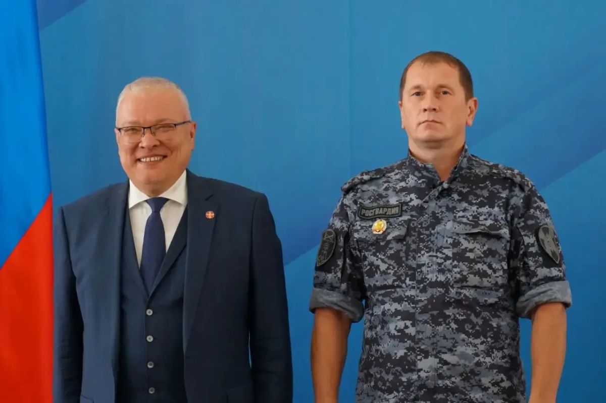 Губернатор Кировской области Александр Соколов вручил почетные знаки и грамоты росгвардейцам Губернатор Кировской области Александр Соколов вручил почетные знаки и грамоты росгвардейцам