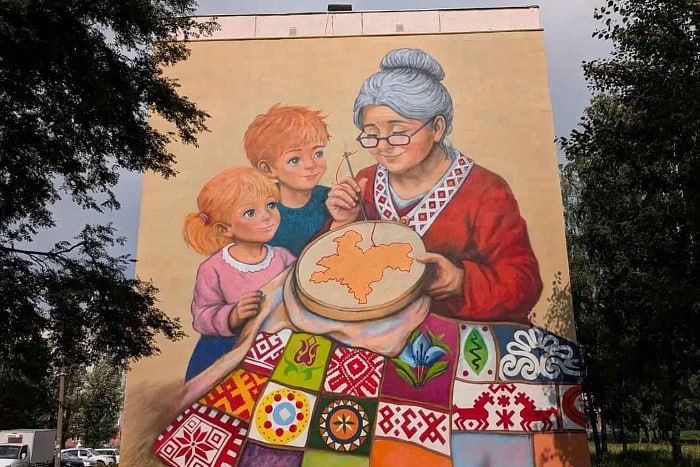 Бабушка, внуки и карта Кировской области