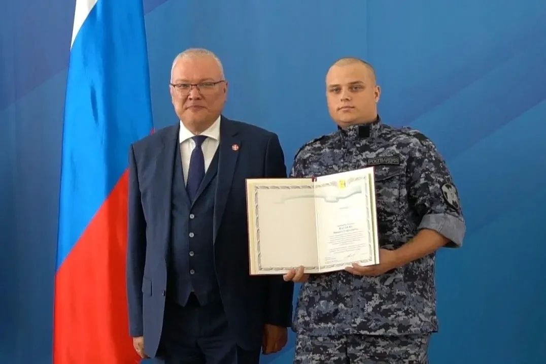 Губернатор Кировской области Александр Соколов вручил почетные знаки и грамоты росгвардейцам Губернатор Кировской области Александр Соколов вручил почетные знаки и грамоты росгвардейцам