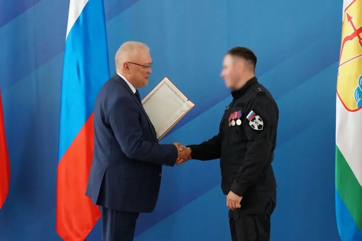 Губернатор Кировской области Александр Соколов вручил почетные знаки и грамоты росгвардейцам Губернатор Кировской области Александр Соколов вручил почетные знаки и грамоты росгвардейцам