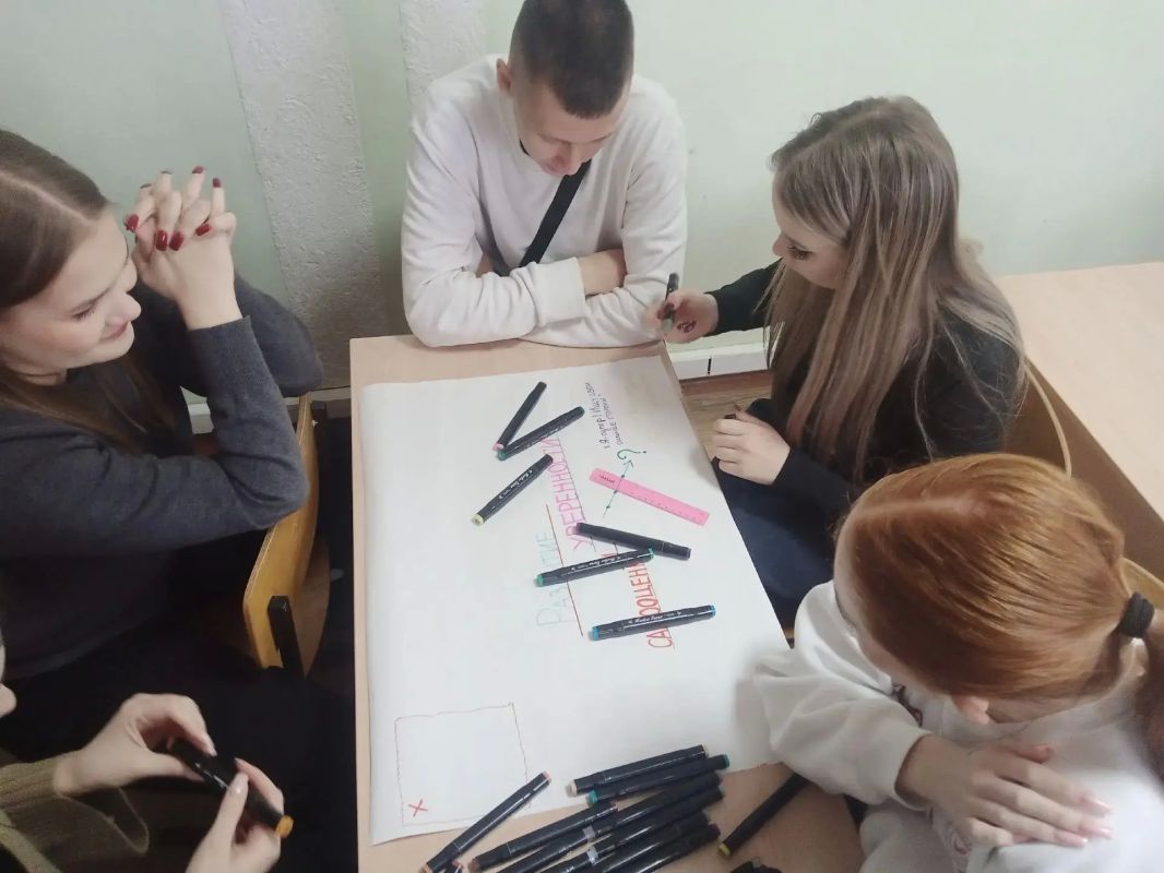 Студенты Омутнинского колледжа педагогики, экономики и права являются проводниками в мир профессий для школьников Студенты Омутнинского колледжа педагогики, экономики и права являются проводниками в мир профессий для школьников