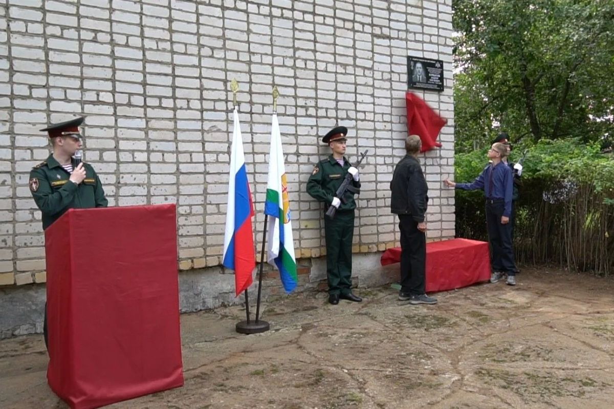 В селе Пищалье Оричевского района Кировской области состоялась церемония открытия мемориальной доски, посвященной военнослужащему Росгвардии сержанту Андрею Курбатову В селе Пищалье Оричевского района Кировской области состоялась церемония открытия мемориальной доски, посвященной военнослужащему Росгвардии сержанту Андрею Курбатову