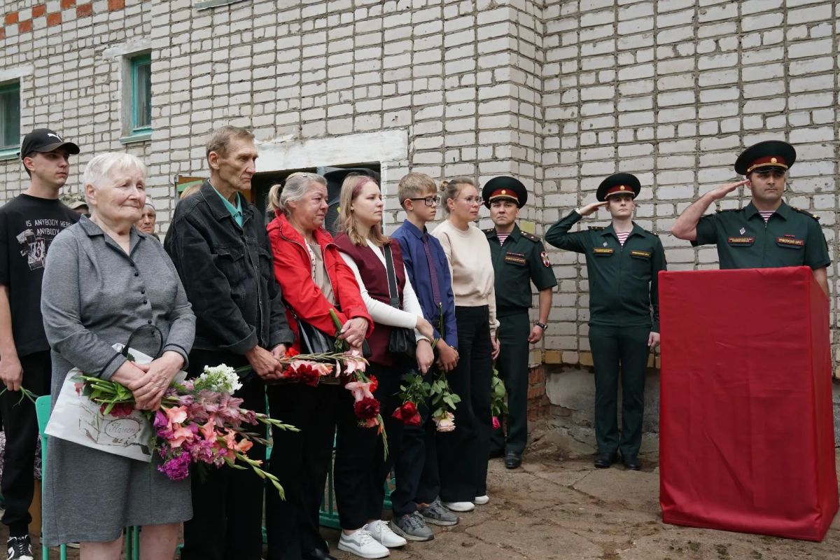 В селе Пищалье Оричевского района Кировской области состоялась церемония открытия мемориальной доски, посвященной военнослужащему Росгвардии сержанту Андрею Курбатову В селе Пищалье Оричевского района Кировской области состоялась церемония открытия мемориальной доски, посвященной военнослужащему Росгвардии сержанту Андрею Курбатову