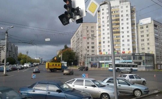 На пересечении Октябрьского проспекта и улицы Комсомольской запретят парковку