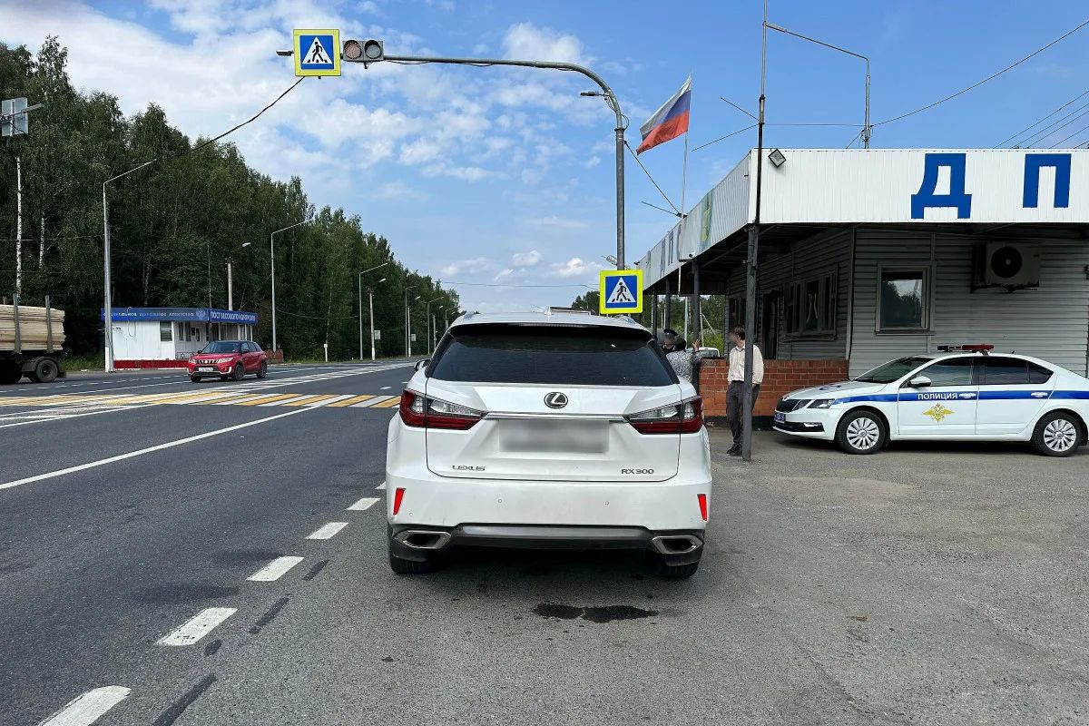 Судебные приставы Кировской области арестовали автомобиль Lexus RX 300 за долги владельца по коммунальным платежам