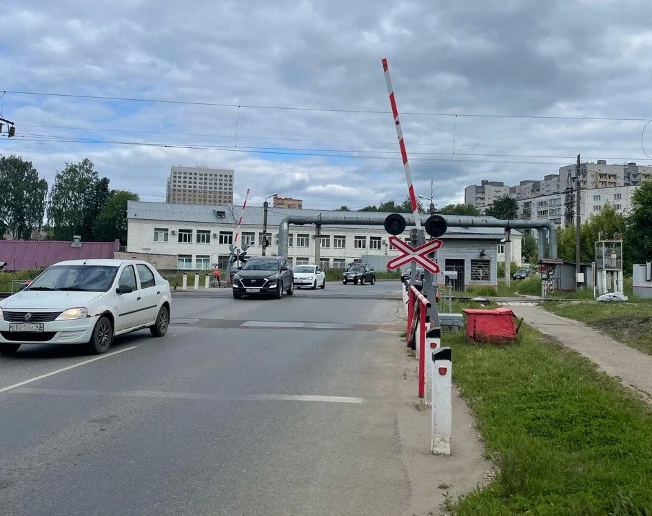 Движение через железнодорожный переезд на улице Тимирязева в Кирове ограничат на две ночи в августе