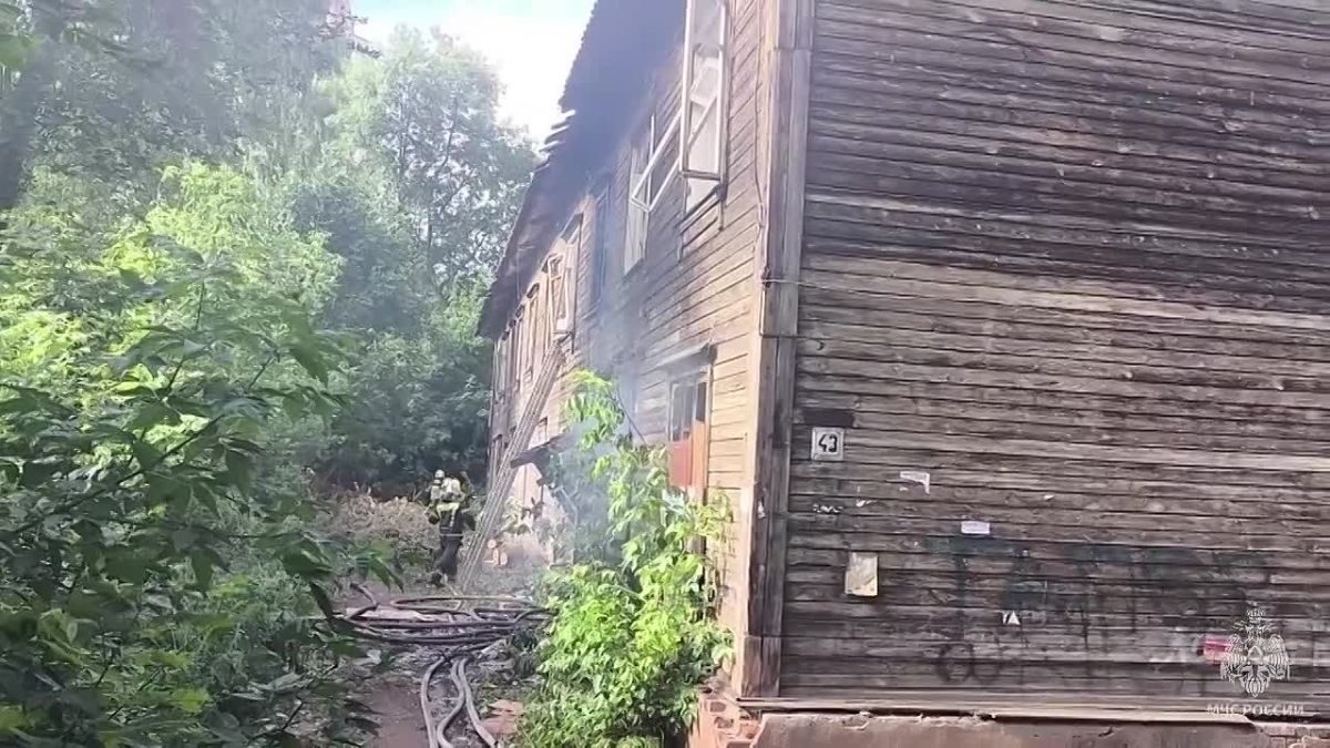 К 16:00 открытое горение в нежилом доме на переулке Гороховском ликвидировано