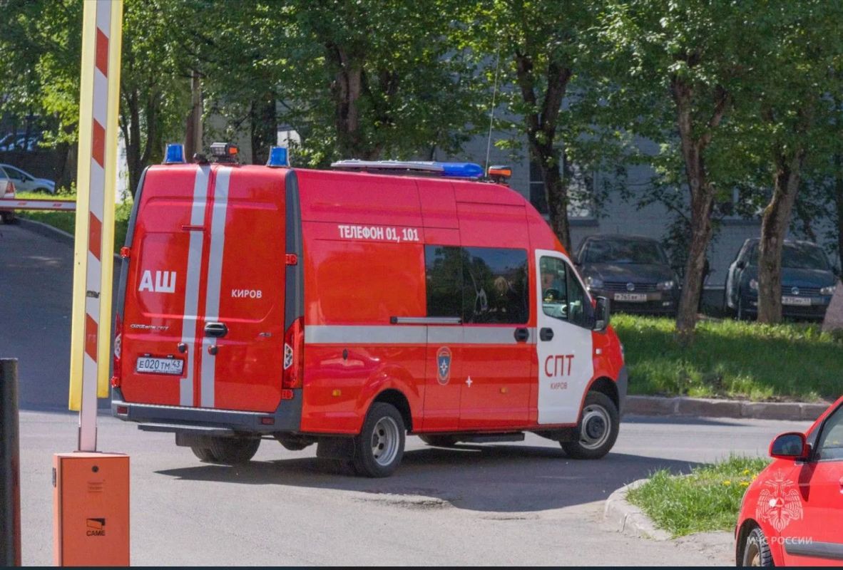 #НашиДежурныеСутки. . 11 августа* пожарно-спасательные подразделения Кировской области реагировали на: 2 техногенных пожара, в том числе: г. Киров, Луганский проезд - в вилочном погрузчике обгорел моторный отсек и...