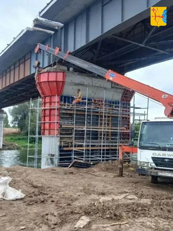 Продолжается ремонт моста через реку Немда в Советском районе Продолжается ремонт моста через реку Немда в Советском районе