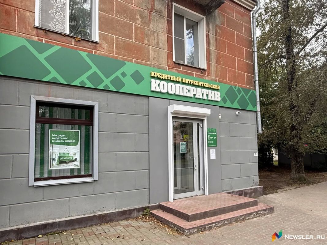 Арбитражные копии сайта агентства недвижимости «Дело и Деньги» за 2021–2026 годы, а также выписки из ЕГРЮЛ подтверждают, что компания позиционировала себя как застройщика и привлекала средства граждан через сберегательные...