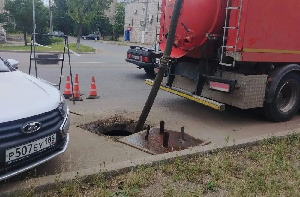 В Кирове отремонтировали колодцы ливневой канализации на улицах Спасской, Солнечной, Курской, Лебяжской и на Октябрьском проспекте