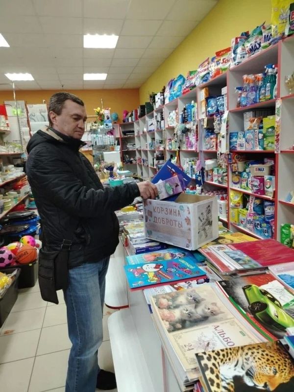 Благотворители помогают детям собраться в школу Благотворители помогают детям собраться в школу