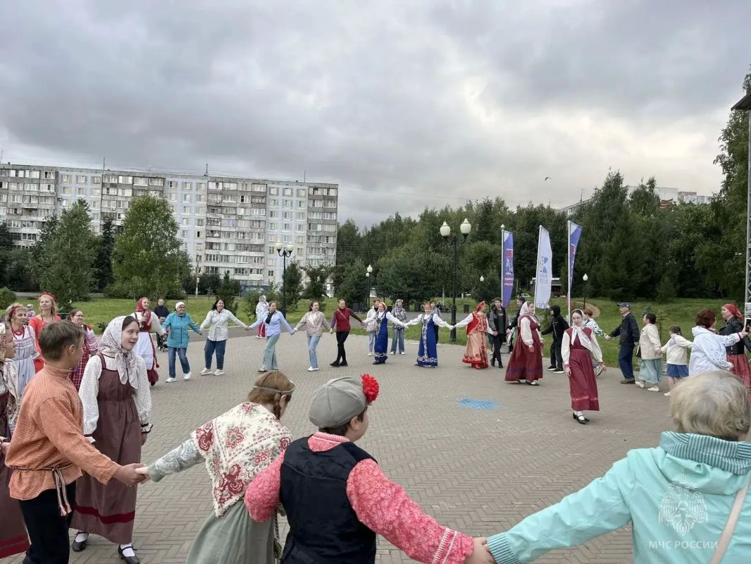 #ХороводыРоссии. Возьмемся за руки, друзья, и встанем в хоровод! Сегодня по всей стране проходит 10-й фестиваль «Хороводы России» #ХороводыРоссии. Возьмемся за руки, друзья, и встанем в хоровод! Сегодня по всей стране проходит 10-й фестиваль «Хороводы России»