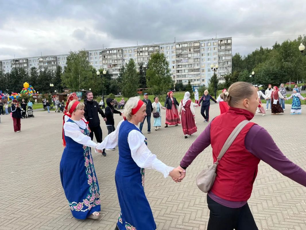 #ХороводыРоссии. Возьмемся за руки, друзья, и встанем в хоровод! Сегодня по всей стране проходит 10-й фестиваль «Хороводы России» #ХороводыРоссии. Возьмемся за руки, друзья, и встанем в хоровод! Сегодня по всей стране проходит 10-й фестиваль «Хороводы России»