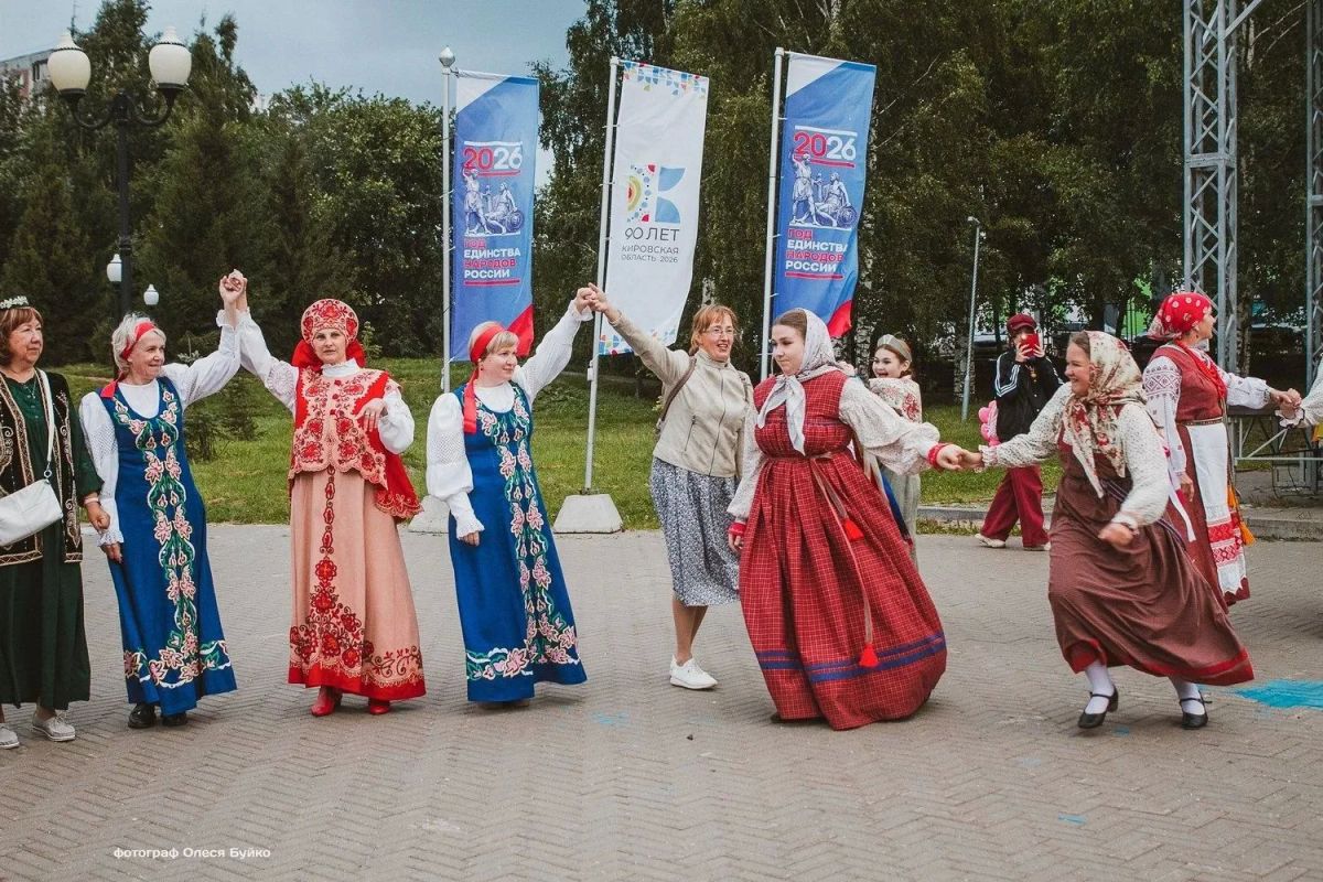#ХороводыРоссии. Возьмемся за руки, друзья, и встанем в хоровод! Сегодня по всей стране проходит 10-й фестиваль «Хороводы России» #ХороводыРоссии. Возьмемся за руки, друзья, и встанем в хоровод! Сегодня по всей стране проходит 10-й фестиваль «Хороводы России»