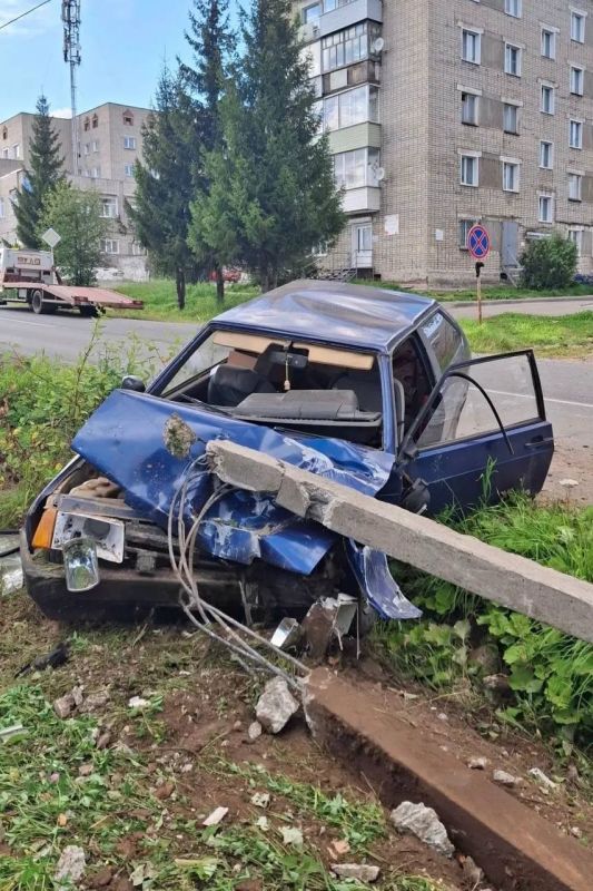 В Омутнинске пьяный водитель разбил «восьмёрку» об опору ЛЭП