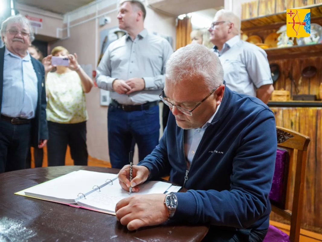 Губернатор Кировской области Александр Соколов вместе с членом экономического совета Андреем Березиным посетили Яранский краеведческий музей, которому в 2025 году исполнилось 130 лет Губернатор Кировской области Александр Соколов вместе с членом экономического совета Андреем Березиным посетили Яранский краеведческий музей, которому в 2025 году исполнилось 130 лет