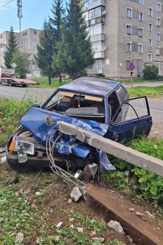 В Омутнинске пьяный водитель разбил «восьмёрку» об опору ЛЭП