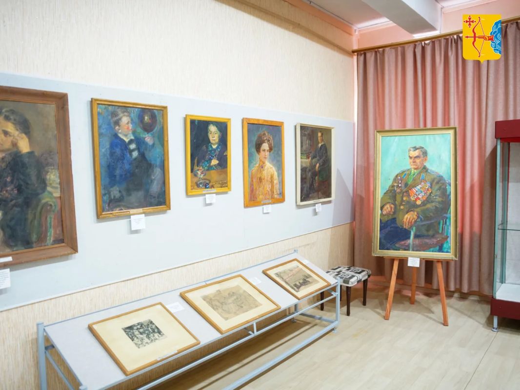 Губернатор Кировской области Александр Соколов вместе с членом экономического совета Андреем Березиным посетили Яранский краеведческий музей, которому в 2025 году исполнилось 130 лет Губернатор Кировской области Александр Соколов вместе с членом экономического совета Андреем Березиным посетили Яранский краеведческий музей, которому в 2025 году исполнилось 130 лет