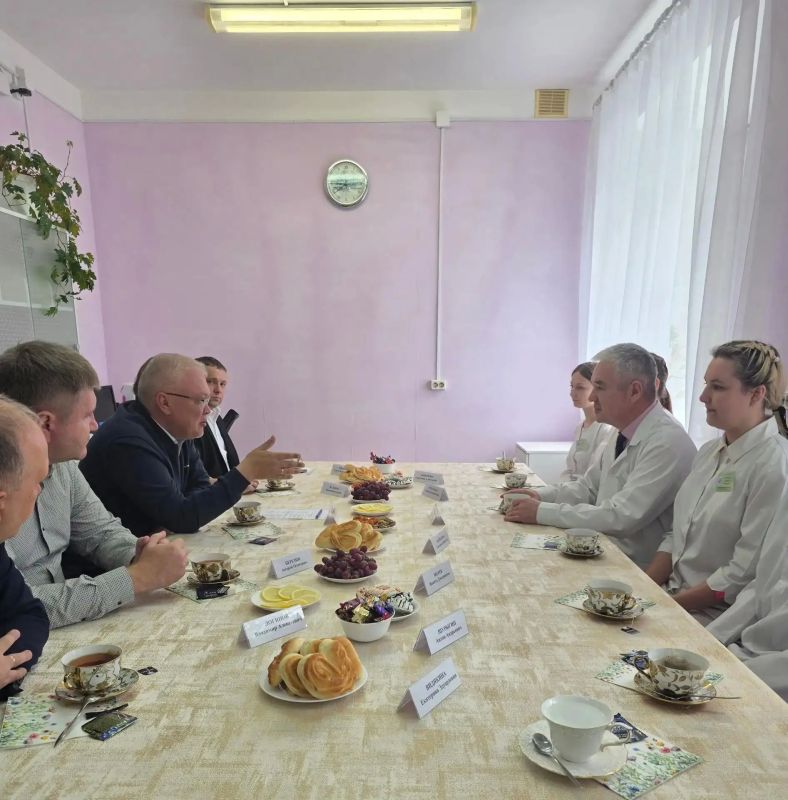 Александр Соколов: Сегодня работаю в Яранске. Вместе с членом экономического совета при губернаторе Кировской области, депутатом от «Единой России» Андреем Олеговичем Березиным в районной больнице пообщался с молодыми врачами Александр Соколов: Сегодня работаю в Яранске. Вместе с членом экономического совета при губернаторе Кировской области, депутатом от «Единой России» Андреем Олеговичем Березиным в районной больнице пообщался с молодыми врачами