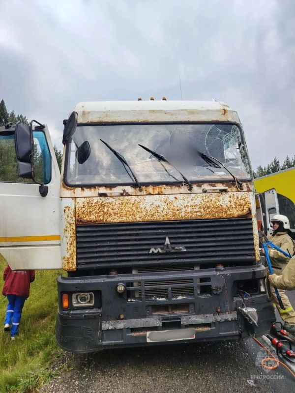 В Омутнинском округе водителю попавшей в ДТП фуры потребовалась помощь спасателей