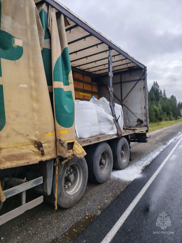 В Омутнинском округе водителю попавшей в ДТП фуры потребовалась помощь спасателей В Омутнинском округе водителю попавшей в ДТП фуры потребовалась помощь спасателей