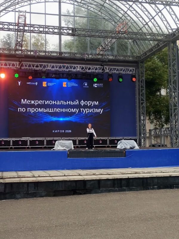 В Кирове на Театральной площади во время действия оповещения об угрозе атаки БПЛА проходили выставка и концерт с участием детей