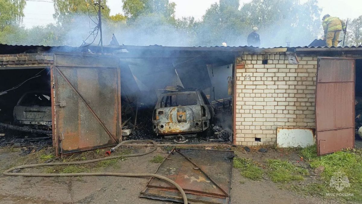 В Яранском округе устанавливают причину пожара в гаражном кооперативе В Яранском округе устанавливают причину пожара в гаражном кооперативе