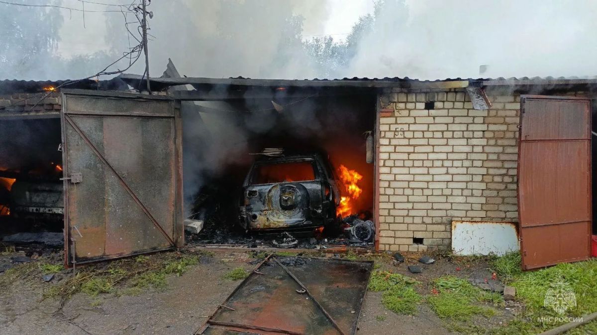 В Яранском округе устанавливают причину пожара в гаражном кооперативе В Яранском округе устанавливают причину пожара в гаражном кооперативе