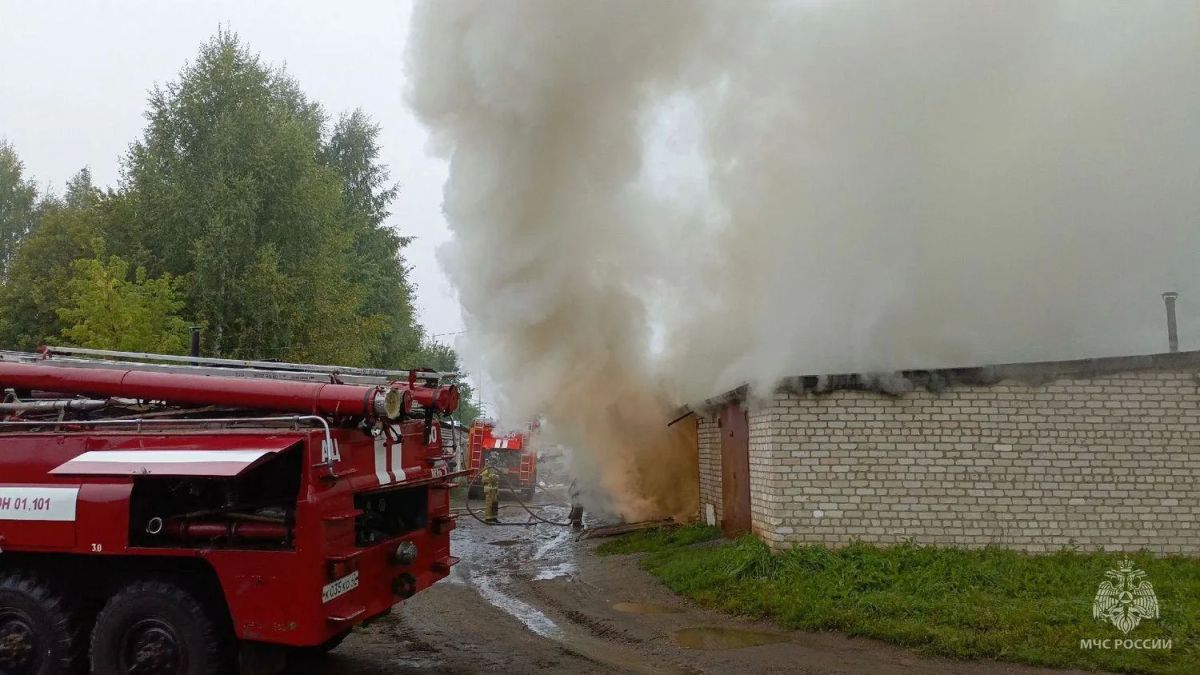 В Яранском округе устанавливают причину пожара в гаражном кооперативе В Яранском округе устанавливают причину пожара в гаражном кооперативе