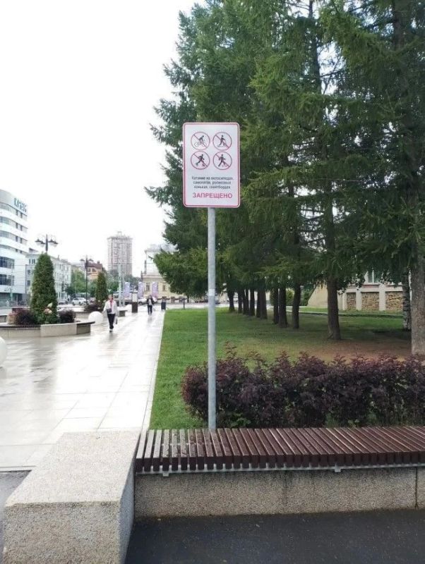В Кирове начали устанавливать запрещающие таблички у памятников для самокатов, велосипедов, роликов и скейтбордов