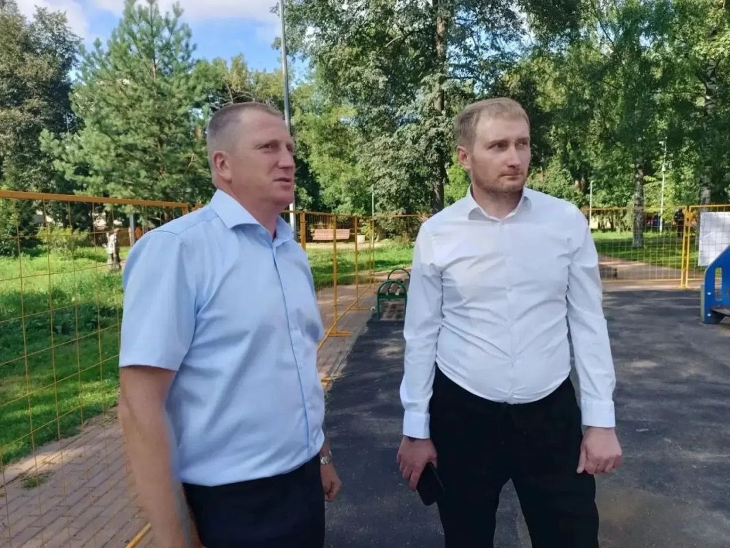 Никита Соломенников проверил ход реконструкции детской площадки у филармонии Никита Соломенников проверил ход реконструкции детской площадки у филармонии